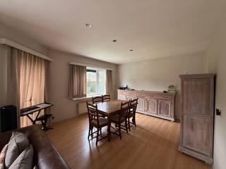 Op zoek naar een comfortabele en centraal gelegen gezinswoning? Deze ruime woning, gelegen in de Eikelstraat 28 in De Pinte, bevindt zich in...