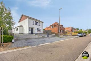 <p>Aan de Oude Baan 26 in Tessenderlo-Ham bevindt zich deze verzorgde en gedeeltelijk gerenoveerde open bebouwing. De woning is gelegen op een ruim perceel van 8a02ca en beschikt over een bewoonbare oppervlakte van circa 155 m². Dankzij de rustige ligging en het aangename uitzicht op het omliggende groen is dit een ideale woning voor wie ruimte en privacy zoekt.<br /><br />Op het gelijkvloers vindt u een ruime en lichtrijke leefruimte met aansluitend de ingerichte keuken. Verder beschikt deze verdieping over een vernieuwde badkamer met inloopdouche, een afzonderlijk toilet en een praktische berg- en wasruimte.<br /><br />De verdieping omvat drie slaapkamers, waarvan twee ruime kamers, waarvan één momenteel als bureau is ingericht. Daarnaast is er boven een tweede afzonderlijk toilet aanwezig.<br /><br />Achteraan sluit het terras mooi aan op de ruime tuin. Hier kunt u in alle rust genieten van het open en groene uitzicht. Op het perceel is bovendien voldoende parkeergelegenheid aanwezig.<br /><br />Troeven van deze woning:<br /><br />- Zeer rustig gelegen met uitzicht op het groen<br />- Open bebouwing op een perceel van 8a02ca<br />- Circa 155 m² bewoonbare oppervlakte<br />- Drie slaapkamers, waarvan twee ruime<br />- Vernieuwde badkamer met inloopdouche<br />- Praktische berg- en wasruimte<br />- Terras en ruime tuin<br />- Conforme elektrische installatie<br /><br />Deze woning is beschikbaar in januari 2028.<br /><br />Meer info? Contacteer Michiel Steegen via michiel@vestio.com of bel naar 0478 30 04 25.<br /> </p>