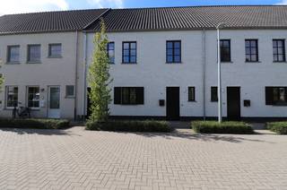 <strong>INDELING</strong><br /><strong>GELIJKVLOERS</strong> <br />Inkomhal met trap naar 1ste verdieping. Toiletruimte met handenwasser. Berging. Woonkamer met toegang tot terras en tuin. Open keuken voorzien van volgende toestellen nl. inductiekookplaat, afzuigkap, koelkast, vaatwasmachine en combioven. <br /><br /><strong>1STE VERDIEPING</strong> <br />Overloop met trap naar dakverdieping. Toiletruimte. Douchekamer met douchecel en plaats voor wasmachine en droogkast. Badkamer met dubbel badkamermeubel en ligbad. 3 slaapkamers, waarvan 1 ingericht met dressingkasten. <br /><br /><strong>DAKVERDIEPING</strong> <br />Zolder op gladde chapevloer met aardgasbrander voor C.V. en warmwaterbereiding, omvormer PV-installatie en ventilatie-unit. <br /><br /><strong>BUITEN</strong> <br />Privatief west-georiënteerd terras en tuin met toegangspoortje naar de gemeenschappelijke delen. <br /><br /><strong>KELDERVERDIEPING</strong><br />Autostaanplaats P10.<br /><br /><strong>POSITIEVE ASPECTEN</strong><br />- Centrale, doch zeer rustige ligging in Merksplas <br />- Alles op wandelafstand bereikbaar <br />- Duurzame BEN-woning<br />- Woning is voorzien van verlichting en gordijnen. <br /><br />Er is een bovengrondse gemeenschappelijke fietsenberging voorzien. <br />Geen gemeenschappelijke huurlasten.