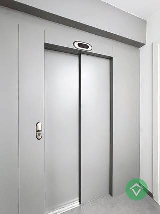 Dit instapklaar appartement is gelegen op de 1ste verdieping en bestaat uit: lift - inkomhal - toilet - living met terras - keuken - berging/wasplaats - nachthal - 2 slaapkamers met terras - badkamer - fietsenstalling. <br /><br />Vrij 1/09/2026. Huurprijs 895 €/mnd (syndickosten inclusief).