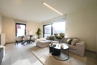 Dit lichtrijk gelijkvloers appartement maakt deel uit van de succesvolle ontwikkeling <em>København</em>. Deze residentie bevindt zich in een wijk die volop in ontwikkeling is en gekenmerkt wordt door nieuwe projecten met een duidelijke opwaardering van de omgeving. Een ligging die het beste van beide werelden combineert: de rust van de Voorhaven en de nabijheid van het stadsleven met vlotte ontsluiting naar de R4 en R40. <br /><br />Het tweeslaapkamer appartement heeft een bewoonbare oppervlakte van 94 m<sup>2</sup> en biedt een zonnig zuidoostelijk gericht terras van liefst 25,8 m<sup>2</sup>. De indeling is als volgt: een inkomhal, een lichtrijke leefruimte ingedeeld in een eet- en zitplaats met rechtstreekse toegang tot het terras en een open keuken. Via de nachthal heeft men toegang tot het toilet, de praktische berging, twee slaapkamers, met beiden toegang tot het terras, en een badkamer voorzien van een inloopdouche en dubbele lavabo.<br /><br />Tot slot dient bij dit appartement een ondergrondse autostaanplaats aangekocht te worden (€ 30.000) en kan men tevens gebruik maken van de gemeenschappelijke fietsenstalling. Het appartement wordt sinds 2024 vlot verhuurd aan een trouwe en correct betalende huurder (€ 1.100/ maand + € 85 provisie gemene lasten). Het appartement wordt verwarmd met radiatoren op aardgas voor een aangename warmte. Daarnaast is het appartement uitgerust met een ventilatiesysteem type C, wat zorgt voor een gezond binnenklimaat.