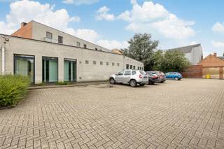 Handelsgelijkvloers op TOPLIGGING!!!De mogelijkheden hier zijn legio!U zoekt een handelsruimte of kantoorgebouw met bijhorend parkings? Op een goed...