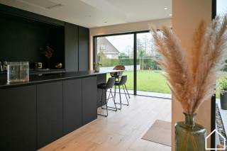 Deze kwalitatieve nieuwbouwwoning gelegen in een rustige groene straat kan nog volledig naar uw hand gezet worden.ONTDEK DE BOUWMOGELIJKHEID VIA DE...