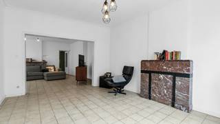 <strong>Charmante gerenoveerde woning met karakter in het hart van Grote-Spouwen</strong><br /><br />Welkom in deze verrassend ruime en grotendeels gerenoveerde karakterwoning, gelegen aan de Sapstraat 5 in het gezellige Grote-Spouwen (Bilzen). Deze woning uit 1918 combineert authentieke charme met hedendaags wooncomfort en biedt maar liefst 198 m² bewoonbare oppervlakte op een perceel van 4a 23ca.<br /><br />Bij het betreden van deze woning voelt u meteen de warme sfeer van deze woning. De recente renovaties zorgen voor een frisse, instapklare uitstraling, terwijl de authentieke elementen mooi behouden bleven. De ramen werden recent volledig vernieuwd in PVC en ook de elektriciteit is conform de huidige wetgeving. Dankzij het EPC-label C geniet u bovendien van een degelijke energieprestatie.<br /><br />De woning beschikt momenteel over 2 volwaardige slaapkamers. De badkamer is zonder twijfel één van de absolute parels van deze woning. Deze werd bijzonder smaakvol en modern afgewerkt en straalt pure luxe en comfort uit. De ruimte is uitzonderlijk groot en praktisch ingericht, waardoor u hier echt een wellnessgevoel ervaart in eigen huis. U geniet er van een stijlvolle inloopdouche én een prachtig ligbad — perfect voor zowel een snelle verfrissende start van de dag als een ontspannen avondmoment. Daarnaast is er een vaste trap naar de zolderverdieping, die na verdere afwerking perfect kan ingericht worden als extra slaapkamer, hobbyruimte, bureau of speelkamer. Ideaal voor wie graag wat extra ruimte creëert naar eigen smaak.<br /><br />De hoogwaardige materialen, de moderne afwerking en het gevoel van ruimte maken van deze badkamer een echte eyecatcher waar comfort centraal staat.<br />Achter de woning bevindt zich nog een multifunctioneel bijgebouw dat tal van mogelijkheden biedt: atelier, opslagruimte, hobbyruimte, fietsenberging of zelfs een gezellige buitenbar voor lange zomeravonden. Verder geniet u achteraan van een aangenaam tuintje waar het heerlijk vertoeven is in alle rust.<br /><br />Extra troef: aan de achterzijde bevindt zich bovendien nog een bijkomend perceel van 3a 73ca dat eventueel mee kan aangekocht worden. Hierdoor beschikt u over een totale perceeloppervlakte van maar liefst 7a 96ca — een mooie meerwaarde voor wie extra tuinruimte, parkeermogelijkheden of uitbreidingspotentieel zoekt.<br /><br /><u><strong>Centrale ligging met vlotte verbindingen</strong></u><br />Grote-Spouwen staat gekend om zijn rustige, dorpse karakter gecombineerd met een uitstekende bereikbaarheid. Vanuit de woning bereikt u vlot Bilzen, Tongeren en Maastricht, waardoor u geniet van een ideale mix tussen rustig wonen en een goede verbinding naar omliggende steden en gemeenten.<br />In de buurt vindt u verschillende gezellige brasserieën, eetzaakjes en lokale handelaars waar het heerlijk genieten is van een hapje en een drankje. Ook scholen, winkels en ontspanningsmogelijkheden bevinden zich op korte afstand.<br /><br />Kortom: een karaktervolle woning met ruimte, mogelijkheden en een uitstekende ligging — ideaal voor gezinnen, koppels of wie op zoek is naar een instapklare woning met extra potentieel.<br /><br />Neem gerust een kijkje in de 3D-tour en wandel alvast virtueel door de ruimte - wel zo makkelijk én leuk!<br />https://my.matterport.com/show/?m=AHVWataJRDC<br /><br />STEDENBOUWKUNDIGE INFORMATIE:<br />- Stedenbouwkundige vergunning ontvangen: neen<br />- Stedenbouwkundige bestemming: Woongebied met landelijk karakter<br />- Verkavelingvergunning: neen<br />- Voorkooprecht RUP: neen<br />- Dagvaarding voor inbreuk op de stedenbouwkundige voorschriften: neen<br />- Overstromingsgevoeligheid van uw vastgoed:<br />P-score: A<br />G-score: A<br />EPC: C label, 275 kWH/m²<br />Certificaatcode: 20251219-0002806422-RES-2<br /><br />Wens jij deze charmante woning te bezichtigen? Aarzel niet en neem contact met ons op, we staan voor je klaar!<br />Tel.: 0032 497 84 48 80<br />E-mail: info@caenenvastgoed.be<br /><br />Tot binnenkort!<br /> 