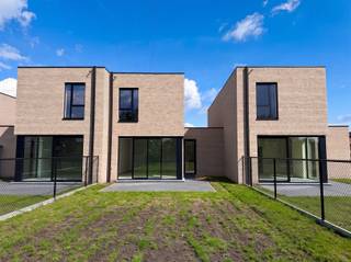 <h3><span>Nieuwbouwwoning met plat dak te huur nabij het centrum van Mol.</span></h3><p><span>Deze moderne nieuwbouwwoning is gelegen nabij het centrum van Mol en biedt een aangename combinatie van hedendaags wooncomfort, energiezuinigheid en een hoogwaardige afwerking. </span></p><p><span>De woning is instapklaar en zorgvuldig ontworpen met oog voor detail.</span></p><p><span>U betreedt de woning via een ruime inkomhal met gastentoilet. </span></p><p><span>Daarnaast bevindt zich een praktische ruimte die ideaal kan worden ingericht als bureau, hobbyruimte of extra berging.</span></p><p><span>De inpandige garage biedt voldoende plaats voor uw wagen en is voorzien van een laadmogelijkheid voor een elektrische wagen.</span></p><p><span>De open keuken is uitgerust met moderne toestellen en biedt alle comfort. </span></p><p><span>Dankzij de open indeling sluit de keuken naadloos aan op de ruime leefruimte. </span></p><p><span>De grote raampartijen zorgen voor een aangename lichtinval en bieden een mooi uitzicht op de zuidgerichte tuin.</span></p><p><span>Aansluitend aan de keuken bevindt zich een praktische berging/wasplaats.</span></p><p><span> </span></p><p><span>Op de eerste verdieping bevinden zich drie comfortabele slaapkamers, een ruime nachthal en een moderne badkamer met een mooie inloopdouche. </span></p><p><span>Tevens is er een apart toilet aanwezig.</span></p><p><span>De aluminium ramen zorgen voor een strakke, hedendaagse uitstraling en staan garant voor een goede isolatie en een onderhoudsvriendelijk karakter.</span></p><p><span> </span></p><p><span>Buiten beschikt de woning over een ruim terras van ca. 23 m², aangelegd met keramische tegels. </span></p><p><span>De toegang tot de voordeur en de oprit naar de garage zijn voorzien van waterdoorlatende klinkers.</span></p><p><span>De zuidgerichte tuin is volledig ingezaaid en omheind met zwarte draad. </span></p><p><span>Achteraan is er een poortje voorzien dat toegang geeft tot de servitudeweg en de gemeenschappelijke tuin met wadi.</span></p><p><span> </span></p><p><span>Een moderne en energiezuinige woning met een praktische indeling en aangename buitenruimte, op een gunstige locatie nabij het centrum van Mol.</span></p><p><span> </span></p><p><span>Interesse? Neem gerust contact met ons op voor meer informatie of om een bezoek ter plaatse in te plannen.</span></p>