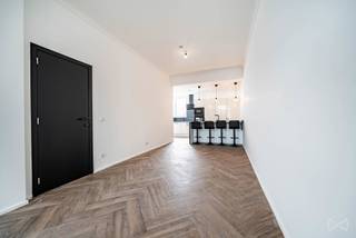 We Invest heeft het genoegen u deze charmante instapklare triplex van ±120 m² voor te stellen, gelegen in de Rotterdamstraat, achter de site van Tour & Taxis.<br />Strategisch gelegen in een wijk in volle ontwikkeling, vlak bij het stadscentrum en alle voorzieningen.<br /><br />De triplex biedt 3 gerenoveerde verdiepingen met kwaliteitsvolle materialen. Op het eerste niveau bevinden zich de leefruimtes: woonkamer, klein balkon, eetruimte met een centraal kookeiland, volledig uitgeruste keuken en een verborgen ruimte die kan dienen als badkamer, berging of andere functie.<br /><br />Op het tweede niveau vindt u twee slaapkamers (12 m² - 14 m²) en een badkamer met bad en douche.<br /><br />Op het laatste niveau bevindt zich een extra ruimte van 15 m² die naar eigen smaak kan worden ingericht en een adembenemend uitzicht biedt.<br /><br />Een fietsenberging en een kelder maken dit pand compleet. Individuele lasten, geen gemeenschappelijke kosten!<br /><br />Het EPC voldoet aan de normen van 2050. EPC-score C met 148 kWh/m²/jaar. Elektriciteit conform tot 2047.<br /><br />Info en bezoeken: maxime.l@weinvest.be<br /> of 02 315 77 22.<br /> or +32 2 315 77 22.
