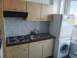 <p>Gent – Instap klaar appartement met terras en prachtig uitzicht.</p><p>Op zoek naar een betaalbaar appartement of een interessante investering in Gent met een uniek uitzicht?<br />Dan is dit pand zeker het bekijken waard!</p><p>Het appartement omvat een inkomhal, lichtrijke leefruimte, keuken, nachthal met inbouwkast, twee grote slaapkamers, een apart toilet en een badkamer met bad en lavabo.<br />Het buitenschrijnwerk en de ramen werden recent vernieuwd in 2025 en zijn voorzien van hoogrendementsglas.<br />In 2025 zijn er ook nieuwe radiatoren geplaatst .<br />Daarnaast beschikt het appartement over een private kelderruimte.</p><p>Extra troeven:<br />- Nieuwe leidingen<br />- Nieuwe stookplaats<br />- Recent geïsoleerd dak en zonnepanelen<br />- Zeer interessante investering<br />- Syndicuskosten inclusief waterverbruik én verwarming<br />- Uitstekende mobiscore: 8,9/10<br />- Vlotte bereikbaarheid met openbaar vervoer<br />- Fietsenstalling</p><p>Op wandelafstand: het Houtdok, het Kapitein Zeppospark en de nieuwe waterpromenade.<br />In de straat zelf een groene buurtzone met losloopweide.<br />Op fietsafstand: Dok Noord, op minder dan 10 minuten sta je in het historisch centrum van Gent.<br />Strategische ligging door de nieuwe Verapaz-brug met directe verbinding naar Gent-Centrum.</p>