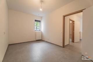 Bij het betreden van dit appartement bevindt de leefruimte zich aan de rechterzijde, met een grote schuifdeur die zorgt voor veel natuurlijk licht en directe toegang tot het terras. De open keuken sluit naadloos aan op de leefruimte, wat zorgt voor een aangenaam, open gevoel. Verder beschikt het appartement over een praktische berging, een badkamer met douche en één ruime slaapkamer van 14 m².
Dit energiezuinige appartement is ideaal voor alleenstaanden, jonge koppels of ouderen die op zoek zijn naar comfortabel en onderhoudsvriendelijk wonen, met alle nodige voorzieningen binnen handbereik.