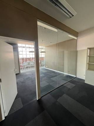 <p>Op wandelafstand van <strong>station Brussel-Zuid</strong>, in het karaktervolle industriële pand <strong>The Egg / Pepibru</strong>, worden diverse kantoorruimtes te huur aangeboden.<br />Speciaal gericht op bedrijven in de <strong>audiovisuele, communicatie- of evenementensector</strong>, stimuleert deze locatie <strong>uitwisseling en samenwerking</strong> tussen huurders.</p>
<p><strong>Kantoor 1</strong>, met een totale oppervlakte van <strong>114 m²</strong>, is licht, voorzien van airconditioning, glazen scheidingswanden en beschikt over een <strong>snelle internetverbinding</strong>.<br />Huurders hebben ook toegang tot tal van <strong>gedeelde gemeenschappelijke ruimtes</strong>: volledig uitgeruste keukens, douches, sanitaire voorzieningen, terrassen, lounges en vergaderzalen.</p>
<p>Het gebouw draagt bovendien het keurmerk <strong>"eco-dynamisch bedrijf"</strong>, een erkenning voor zijn milieuvriendelijke aanpak.</p>
<p>De lasten zijn forfaitair en dekken alle gebruikelijke kosten, belastingen en onroerende voorheffing.<br />Het maandelijkse bedrag bedraagt <strong>€930, alles inbegrepen</strong> – geen bijkomende kosten.Dit garandeert u volledige controle over uw budget, zonder extra kosten of onverwachte verrassingen.</p>