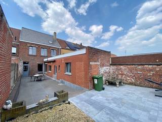 Te Ieper (Elverdinge) kan u deze ruime instapklare rijwoning met zonnige tuin terugvinden.Via centrale inkom krijg je tot verder af te werken...