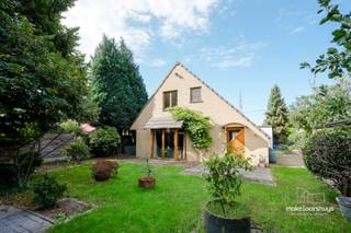 Deze rustig gelegen open bebouwing werd gebouwd in 2001 op een perceel van 612 m². De woning beschikt over een bewoonbare oppervlakte van 167 m².<br /><br />We betreden de woning via de inkomhal met aansluitend de garage. Hier bevinden zich eveneens een praktische wasruimte, een douche en heel wat opbergruimte.<br /><br />Verder komen we in de gezellige en lichtrijke leefruimte met mezzanine. Via het schuifraam hebben we rechtstreeks toegang tot het eerste terras. Aansluitend bevindt zich de eetruimte met een ruime, open keuken.<br /><br />Via de stijlvolle trap bereiken we de mezzanine, een veelzijdige ruimte die perfect kan worden ingericht als gezellige zithoek, bureau of hobbyruimte.<br /><br />Verder bevindt zich hier de slaapkamer met ensuite badkamer. De badkamer is uitgerust met een ligbad, twee wastafels en toilet. Daarnaast is er een douche voorzien die nog verder afgewerkt dient te worden.<br /><br />Aan de achterzijde van de woning bevindt zich een tweede terras, waar je in alle rust van de groene tuin kunt genieten.