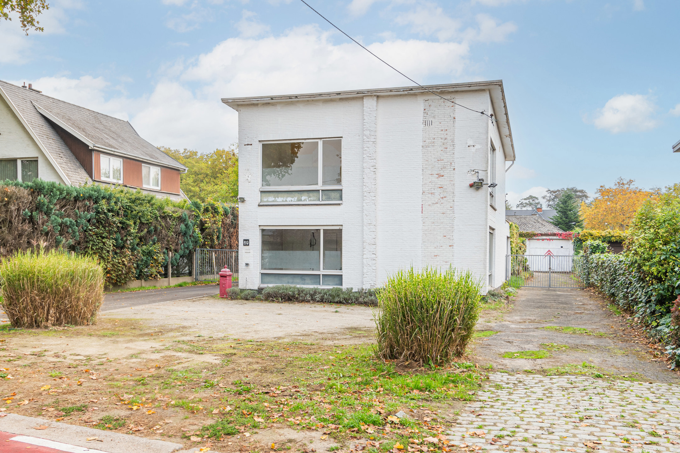 Unieke woning met ruim perceel, grote garage en potentieel - foto 1