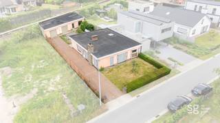 Op een rustige locatie aan de rand van De Pinte bevindt zich deze te renoveren bungalow, die verrassend veel ruimte en mogelijkheden biedt. Er...