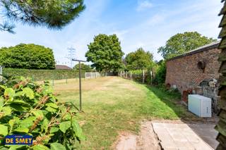 Bent u op zoek naar een grote woning om met uw familie samen te kunnen wonen?Dan is deze te renoveren opportuniteit met een ruime tuin ongetwijfeld...