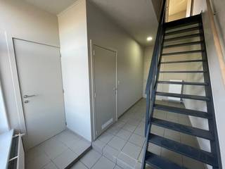 Zeer centraal gelegen en kwalitatief gerenoveerde rijwoning. Deze omvat een ruime inkomhal (met ruimte om fietsen te plaatsen) met berging en...