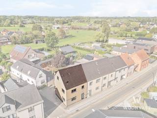 Deze woning uit 2016 is gelegen in Uitbergen, een deelgemeente van Berlare, in een groene omgeving en op korte afstand van het Donkmeer.<br /><br />Op het gelijkvloers bevindt zich een inkomhal met apart toilet, een gezellige leefruimte met open keuken en een ruime berging/wasruimte. Vanuit de leefruimte heb je toegang tot de aangename tuin.<br /><br />Op de eerste verdieping bevinden zich drie ruime slaapkamers, waarvan één met dressing, een grote badkamer met bad en douche en een apart toilet.<br /><br />Op zoek naar extra ruimte? De geïsoleerde zolder, uitgerust met een ventilatiesysteem, biedt tal van mogelijkheden en kan mits de nodige aanpassingen worden ingericht als extra slaapkamer, bureau of hobbyruimte.<br /><br />Troeven:<br />- Bouwjaar 2016<br />- Groene omgeving nabij het Donkmeer<br />- 3 slaapkamers, waarvan één met dressing<br />- Geïsoleerde zolder met uitbreidingsmogelijkheden<br />- EPC-label B<br />- Elektriciteit conform<br /><br />Ben jij op zoek naar een recente woning met alle comfort, ruimte en groen? Dan is dit misschien jouw nieuwe thuis!<br /><br />Interesse? Contacteer Morgane via 0498 60 61 75 of morgane@woonvast.be.<br /><br />Plan eenvoudig je bezoekmoment via www.woonvast.be.<br /><br />De woning is beschikbaar vanaf 7 juli 2027.