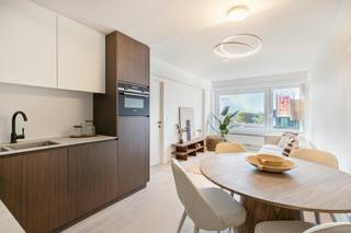 Op wandelafstand van het Heldenplein vinden we dit gerenoveerd appartement te koop. Het appartement beschikt over één ruime slaapkamer met een stijlvolle ensuite badkamer, afgewerkt met kwalitatieve en tijdloze materialen. De renovatie werd uitgevoerd met oog voor detail en comfort, waardoor het appartement instapklaar is en meteen een gevoel van luxe en rust uitstraalt.<br /><br /><br /><br />Naast het aangename wooncomfort biedt deze eigendom ook een interessante investeringsopportuniteit. De ligging en indeling maken het appartement uitermate geschikt voor vakantieverhuur, wat het zowel aantrekkelijk maakt voor eigen gebruik als voor wie op zoek is naar een rendabele tweede verblijfplaats aan zee. <br /><br />Tot slot is er nog een privatieve kelderberging aanwezig. <br /><br />Ben jij op zoek naar vastgoed in Knokke-Heist? <br /><br />Wens jij meer informatie of bezoek? Neem dan contact met de dossierverantwoordelijke Arne Vandierendonck via 0493 25 35 85 of arne.vandierendonck@dewaele.com<br /><br />Bestuursmaatregelen in het maatregelenregister: nee