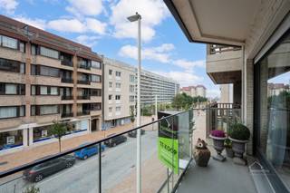 INSTAPKLAAR APPARTEMENT MET 2 SLAAPKAMERS IN HARTJE NIEUWPOORT-BADIn de winkelstraat van Nieuwpoort-Bad, in een zeer verzorgde residentie, bevindt...