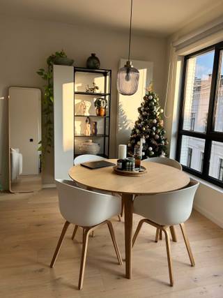 Dit zuidgerichte, lichtrijk appartement met een mooi open uitzicht bevindt zich op de bovenste verdieping van een kleinschalig gebouw met vier...