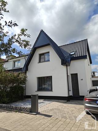 <p>BEZOEKDAG VOLZET</p><p>Welkom in deze prachtige moderne woning gelegen in Deurne. Dit is een buitengewone familiewoning met een eigentijdse architectuur die zich onderscheidt door zijn schone lijnen en verfijnde uitstraling. Met zijn witte gevel, donkere dakaccenten en grote ramen creëert deze woning een indrukwekkende eerste indruk.</p><p>Interieur: <br />- ruime woonkamer met open keuken (volledig ingericht)<br />- 3 slaapkamers<br />- 2 badkamers<br />- 2 aparte toiletten<br />- kelder en zolder (met vaste trap en verwarming)<br />voorzieningen:<br />- terras met tuin en ruime berging<br />- zij-ingang: ideaal voor fietsen<br />- 3 slaapkamers- airco in 2 slaapkamers<br />- dubbele beglazing met rolluiken (achteraan)<br />- keuken met alle toestellen (koelkast, diepvries, warmeluchtoven, microgolfoven, gasvuren, dampkamp en vaatwasser)</p><p>Garage en oprit niet inbegrepen!</p><p>Bezichtiging enkel op afspraak.<br /> </p>
