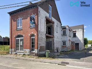 *** TE KOOP *** Geraardsbergen - Te renoveren halfopen bebouwing met grote tuin en garage, met een totale oppervlakte van ongeveer 329 m².<br /><br />Een renovatieproject met tal van indelingsmogelijkheden!<br /><br />Het project voorziet de volgende indeling: op het gelijkvloers een inkomhal met vestiaire, een open keuken verbonden met de eetkamer, een ruime woonkamer evenals een tweede eetruimte, een wasruimte en een apart toilet. Op de eerste verdieping bevinden zich twee slaapkamers (mogelijkheid tot drie), twee badkamers/doucheruimtes, een dressing en twee toiletten. Op de tweede verdieping bevindt zich een zolder die kan worden ingericht als slaapkamer of polyvalente ruimte volgens uw behoeften, met toegang tot een terras.<br /><br />Troeven: recente PVC-ramen met dubbele beglazing, garage, grote tuin van ongeveer 7 are met ideale westelijke oriëntatie, kelder, EPC-label "G" (942 kWh/m².jaar).<br /><br />Prijs: bieden vanaf € 149.000 (onder voorbehoud van aanvaarding door de eigenaars).<br /><br />Contact: 02.355.42.20 of 0494.28.38.88 (Taylor), of per e-mail via tubize@weinvest.be.