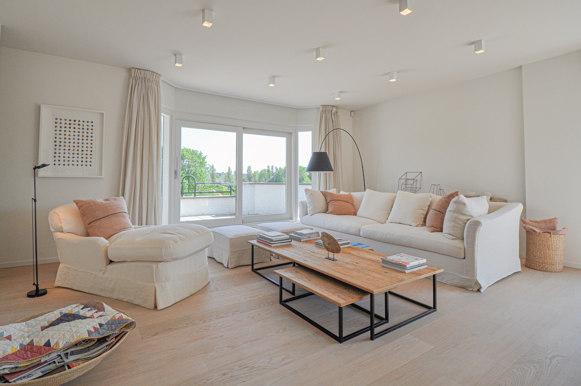 "Sublime appartement d'angle avec de spacieuses terrasses situé dans le prestigieux domaine Tennis Garden." - photo 4