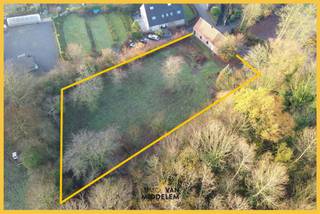 Immo Van Middelem met en vente ce terrain à bâtir avec une maison à démolir, sur une parcelle d’environ 27a90ca, située en zone agricole à...