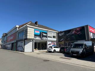 Emplacement exceptionnel en bord de la très fréquentée Woluwelaan à Machelen. Ce bâtiment multifonctionnel offre de nombreuses possibilités aux entreprises à la recherche d'un établissement bien accessible et bien visible.<br /><br />Le bien comprend :<br />• Bâtiment principal : ± 1.600 m²<br />• Entrepôt : 320 m²<br />• Parking : 380 m²<br />• Surface totale : ± 2.300 m²<br /><br />Le bâtiment est partiellement à rénover, ce qui offre la possibilité d'aménager le bien entièrement selon vos besoins et votre identité visuelle.<br />Loyer : 18.000 € / mois<br />Prix de vente : sur demande<br /><br />Intéressé(e) ou besoin de plus d'informations ? N'hésitez pas à nous contacter au 02.462.32.00.