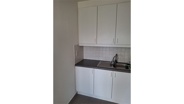 Een opgeschilderd appartement op de tweede verdieping - foto 5