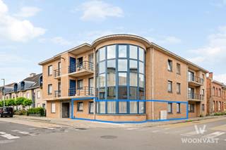Op zoek naar een comfortabel appartement met twee ruime slaapkamers op een uitstekende locatie in Sint-Niklaas? Dit gelijkvloers appartement, gelegen in de Broedersstraat, biedt alvast een mooie opportuniteit. <br /><br />Het appartement maakt deel uit van een residentie uit 1998 en beschikt over een gunstig EPC-label B. Dankzij de ligging op het gelijkvloers is de woning bovendien vlot toegankelijk.<br /><br />De ligging is een absolute troef! Op wandelafstand bevindt zich de Grote Markt van Sint-Niklaas. Ook winkels, horecazaken, scholen en andere dagelijkse voorzieningen bevinden zich vlakbij. Hierdoor geniet u van alle voordelen van wonen in het stadscentrum.<br /><br />Daarnaast zorgen de goede verbindingen met de omliggende gemeenten en de nabijheid van het openbaar vervoer voor een vlotte bereikbaarheid.<br /><br />Troeven in een notendop:<br />- Gelijkvloers appartement met <br />- EPC-label B<br />- Centrale ligging<br />- Héél veel natuurlijke lichtinval door de grote raampartijen<br />- Op wandelafstand van de Grote Markt<br />- Winkels, horeca en scholen vlakbij<br />- Goede bereikbaarheid en openbaar vervoer<br /><br />Documenten raadpleegbaar op www.woonvast.be!<br /><br />Een interessante opportuniteit voor wie centraal, comfortabel en energiezuinig wil wonen in Sint-Niklaas.<br /><br />Interesse? Contacteer Kyan via 0470/35.32.06 of kyan@woonvast.be