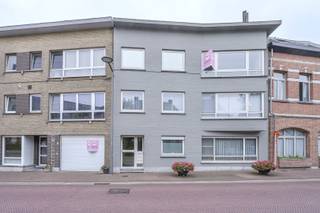 Op zoek naar ruimte, licht en een centrale ligging? Dit bijzonder ruime appartement op de bovenste verdieping heeft heel wat troeven in huis. Met maar liefst 3 slaapkamers, een ruime leefruimte, een grote keuken én een garage is dit een ideale thuis voor wie graag wat extra ruimte heeft. Via de inkomhal komen we in de ruime woonkamer, waar de parketvloer en grote raampartijen meteen zorgen voor een aangenaam en lichtrijk gevoel. De woonkamer beschikt bovendien over airconditioning, wat ook tijdens warme zomerdagen voor extra comfort zorgt. De ruime keuken biedt naast voldoende werk- en kastruimte ook plaats voor een gezellige eethoek aan het raam. Een ideale plek voor een ontbijt met zicht naar buiten, maar evengoed een praktische ruimte om thuis te werken.<br />Het appartement beschikt over 3 volwaardige slaapkamers, waaronder een ruime hoofdslaapkamer die eveneens voorzien is van airconditioning. Verder is er een apart gastentoilet en een badkamer die met een beperkte opfrissing opnieuw helemaal naar eigen smaak kan worden ingericht. Ook buiten is er extra bergruimte: op het terras bevinden zich twee praktische bergingen.<br />Een absolute meerwaarde is de ruime garage, waar zonder problemen een grote wagen kan worden gestald. Extra parkeergelegenheid is bovendien vlot beschikbaar aan het nabijgelegen kerkplein.<br />Ook de ligging van dit appartement is een absolute troef. Op korte afstand vind je twee basisscholen, een supermarkt en een drankencentrale. Ook het station van Bornem bevindt zich op ongeveer 1 km, ideaal voor wie zich vlot met het openbaar vervoer wil verplaatsen.<br />Voor een hapje of drankje hoef je niet ver te gaan. Op minder dan 100 meter vind je een gezellige bistro, waar ook heel wat wielerliefhebbers graag samenkomen, en daarnaast een leuke cremerie voor een heerlijke pauze. Ook natuurliefhebbers en hondenbaasjes zitten hier goed. Coolhembos ligt op slechts enkele minuten rijden en een hondenweide bevindt zich op wandelafstand.<br />Dankzij de gunstige ligging ten opzichte van de A12 en de N16 is ook de bereikbaarheid uitstekend. Zo zijn omliggende gemeenten en belangrijke verbindingswegen vlot bereikbaar.<br />Daarnaast bevindt het appartement zich op korte afstand van verschillende belangrijke werkgevers uit de regio, waaronder Pfizer, Novartis, Purna en Duvel Moortgat. Een interessante ligging dus voor wie comfort, bereikbaarheid en werkgelegenheid graag combineert.<br />Het gebouw wordt op een kleinschalige en eenvoudige manier beheerd, waarbij één van de mede-eigenaars het beheer van de gemene delen op zich neemt. De kosten worden onderling evenredig verdeeld. Bovendien werd de CV-brander recent vernieuwd. De ligging in het centrum van Ruisbroek zorgt ervoor dat dagelijkse voorzieningen vlot bereikbaar zijn.<br />