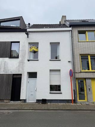 Instapklare woning te koop in de Hamerstraat 68 te Gent, gelegen in een rustige straat met een vlotte verbinding naar het centrum en...
