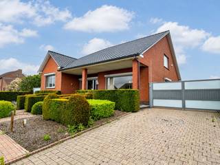 Deze verzorgde en zeer gezellige woning biedt een praktische indeling en heel wat mogelijkheden. Zo instapklaar, zonder werk aan. Praktische...