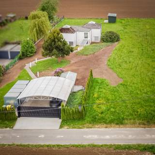 Minimalistische villa van architect Jan Bruggemans op toplocatie in Huldenberg. Uniek woonconcept bestaande uit zes modulaire volumes, volledig gericht op licht, ruimte en rust. De woning (ca. 165 m² bewoonbaar) biedt een uitzonderlijke architecturale beleving met geïntegreerde meubels, hoogwaardige materialen en een ingenieuze indeling. De strakke witte architectuur, geïntegreerde meubels en hoogwaardige materialen (natuursteen, massief hout) creëren een tijdloze, serene leefomgeving.<br />Gelegen op een prachtig perceel van 14 are, op het hoogste punt van Vlaams-Brabant tussen Leuven en Brussel, midden in akkers en weilanden en toch vlot bereikbaar. Via de carport en het brugpad kom je binnen in het centrale volume met de iconische draaitrap. De leefruimtes profiteren van overvloedig daglicht dankzij daklichten en semi-transparante wanden.<br />De woning beschikt over 2 slaapkamers en vraagt opfrissing/renovatie, maar biedt een zeldzame kans om een meesterwerk van Bruggemans te bewonen. Compact én ruimtelijk tegelijk, met een tijdloze, serene uitstraling.<br />info@covas.be // 016 40 60 20 // www.covas.be