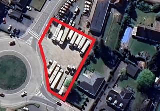 Ruim stuk grond van ca. 950 m² te koop in Anzegem, perfect geschikt voor opslag, stalling of parkeren van vrachtwagens, machines of materiaal.Bent u op zoek naar bedrijfsvastgoed te huur in Anzegem? Contacteer ons voor meer informatie of een bezoek ter plaatse.