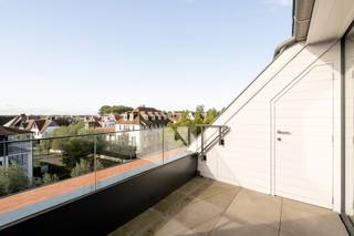 Stijlvol duplexappartement met mooie groene zichten te Duinenwater<br /><br />Lichte en royale leefruimte<br />De ruime woonkamer sluit naadloos aan op de moderne, volledig uitgeruste keuken. Grote raampartijen aan beide zijden zorgen voor een overvloed aan natuurlijk licht en creëren een open, luchtige sfeer.<br /><br />Twee comfortabele slaapkamers met en-suite doucheruimtes Elke slaapkamer beschikt over een eigen doucheruimte.<br />Geniet aan de ene zijde van een panoramisch uitzicht op de groene polders en het Duinenwatermeer, terwijl u aan de andere zijde uitkijkt op de sfeervolle binnentuin. <br />Mogelijkheid tot aankoop van een staanplaats in de residentie.<br /><br />EPB: A - 41 kWh/m²/jaar - UC: 2018130143