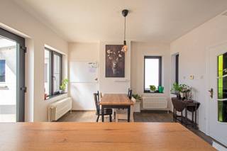 Deze prachtige woning werd de voorbije twee jaar grondig gerenoveerd en combineert hedendaags comfort met een warme, landelijke stijl. Bij...