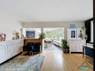 Net buiten het centrum van Zedelgem vind je deze ruime woning met mooie landelijke verzichten. Ondanks de rustige ligging geniet je hier van een vlotte verbinding naar verschillende winkels, het openbaar vervoer, de E40 in Loppem of Jabbeke en de E403.<br />Je komt de woning binnen via de inkomhal, die toegang geeft tot de woonkamer en de eerste verdieping. De lichtrijke woonkamer vloeit mooi over in de geïnstalleerde keuken, waar voldoende plaats is voor een eettafel met zicht op de tuin. Vanuit de woonkamer bereik je de kelder en een eerste slaapkamer, die momenteel als bureau wordt gebruikt.<br />Via de keuken kom je op het overdekte terras. Van hieruit bereik je de wasplaats, een apart toilet en een tweede gebouw. Dit bijgebouw beschikt over een tweede woonkamer en een tweede slaapkamer en biedt daardoor heel wat mogelijkheden. Zo kan je hier bijvoorbeeld een zorgunit creëren of de woning inrichten als kangoeroewoning.<br />Op de eerste verdieping bevinden zich de nachthal, twee slaapkamers en de recent vernieuwde badkamer. Deze is uitgerust met een tweede toilet, een lavabomeubel, een ligbad en een aparte douche. Vanuit de nachthal brengt een vaste trap je naar de tweede verdieping, waar een vijfde slaapkamer in aanbouw is. Deze ruimte kan indien gewenst nog volledig naar eigen smaak worden afgewerkt. Ook technisch werden al belangrijke vernieuwingen uitgevoerd. Zo werd het dak in 2020 volledig vernieuwd en voorzien van 18 cm isolatie met dampscherm. In 2023 werden bovendien de ramen van de woning vernieuwd. De keuken dateert van 2008 en ook de vloer op het gelijkvloers werd toen geïsoleerd. Met deze vloerisolatie werd in het EPC geen rekening gehouden wegens het ontbreken van de nodige factuur. Buiten geniet je van het overdekte terras, een ruime tuin en een gezellig tuinprieel met zicht op de achterliggende landerijen. Achteraan in de tuin zorgen enkele bomen voor een leuke plek waar kinderen kunnen spelen en ravotten. Naast de woning is er een oprit aanwezig met plaats om de wagen te parkeren. Een ruime woning op een rustige, landelijke ligging met heel wat mogelijkheden voor wie op zoek is naar ruimte, groen en een flexibele indeling. (sted.inl.: in aanvraag)