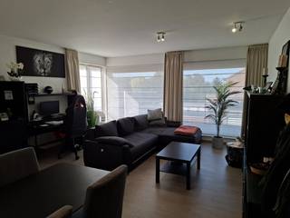 ✨Knap appartement: tof terras, veel lichtinval en heel veel flair. Ideaal voor met z'n tweetjes of als alleenstaande.✨<br /><br />Indeling : inkomhal, slaapkamer met en suite badkamer (inloopdouche, meubel met lavabo en groot raam om te verluchten), apart toilet met lavabo, toffe woonruimte met grote ramen naar het terras, open keuken met frigo, dampkap, fornuis, vaatwas en veel bergruimte, handige wasplaats/berging, Ondergrondse parkeerplaats 21 <strong>(60 euro extra per maand)</strong> en bijhorende kelderberging (3 m²). <br /><br /><u>Wettelijke info :</u><br />HP : € 750/m + GK : € 40/m + parking : € 60/m<br />EPC; B - label<br />Vrij : 01/12/2026 <br />Bel Stefan of Guillaume - 056/705262