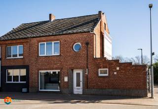 Op een uitstekende locatie in het centrum van Grootlo bevindt zich deze op te frissen woning met 3 slaapkamers. U geniet hier van een centrale ligging, vlakbij winkels, eet-en drankgelegenheden, scholen en het openbaar vervoer.<br /><br />We betreden de woning via de inkomhal. De lichtrijke leefruimte kan u inrichten met een gezellige zithoek en aparte eetplaats. Aangrenzend bevindt zich de keuken, voorzien van de voornaamste toestellen. Op het gelijkvloers vinden we tot slot ook de bescheiden berging alsook de ingang naar de kelderruimte. De nachthal op de eerste verdieping geeft ons toegang tot de drie slaapkamers alsook de badkamer, voorzien van een dubbele lavabo, toilet en ligbad. Via een vaste trap komen we bij de zolderruimte, dewelke dienst kan doen als stockage. Tot slot is de woning voorzien van een buitenberging.<br /><br />Dit is een uitstekende opportuniteit als u op zoek bent naar een woning met 3 slaapkamers op een centrale locatie te Grootlo. Contacteer ons op het nummer 0472 82 80 66 voor meer informatie of neem een kijkje op www.boonstravastgoed.be .<br /><br />Bijzonderheden: <br />- 3 slaapkamers<br />- Centrale ligging<br />- Gedeeltelijk gerenoveerd