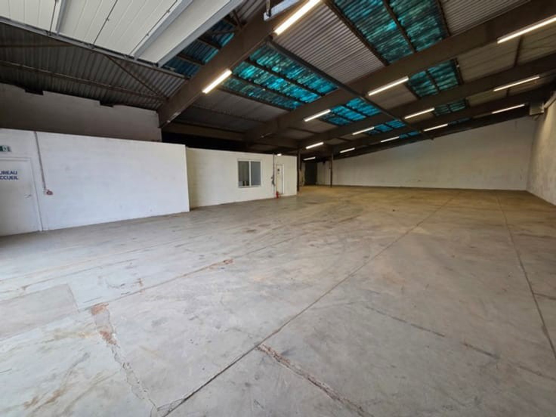 Te huur – Magazijn van 650 m² met 120 m² kantoren – Waremme (Industrieterrein) - foto 1