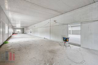 <strong>Hoogwaardig bedrijfsgebouw</strong> te huur met een oppervlakte van 1.660 m². De site is vlot bereikbaar dankzij de centrale ligging in Wichelen, met directe aansluiting op de N416. Via deze weg bereikt u in enkele minuten de N41, die zorgt voor een uitstekende verbinding richting de E40 en de E17. Ook Dendermonde, Aalst en Lokeren bevinden zich op korte rijafstand. <br /><br />De loods is uitgerust met<strong> 2 sectionale poorten</strong>, lichtstraten en een duurzame polybetonvloer. Daarnaast worden ook verlichting en elektriciteit volledig voorzien in de loods. Het geheel wordt gebouwd volgens <strong>brandklasse C</strong>, waardoor het pand een uitstekende basis biedt voor diverse bedrijfsactiviteiten.<br /><br />Tevens zijn technische<strong> aanpassingen bespreekbaar</strong>, zoals het voorzien van rolbruggen. Ook zijn er <strong>oplaadpunten </strong>beschikbaar.<strong> Onmiddellijk beschikbaar!</strong><br /><br />Contacteer PANORAMA B2B voor bijkomende informatie, plannen of een vrijblijvend plaatsbezoek via <strong>0477 06 30 30.</strong>