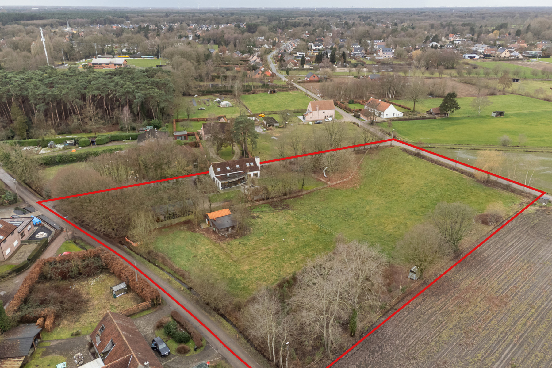 Hoeve met weiland en stallen op ca. 11 000 m² op de rand van Zoerselbos - foto 1