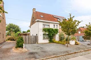 Grote gerenoveerde instapklare halfopen woning met carport en aangename tuin op 930m², zeer rustig en leuk gelegen!Indeling: inkom en traphall, dubbele leefruimte met prachtige, geïnstalleerde keuken en bijhorende eetplaats in nieuwe aanbouw, een nieuwe badkamer, wasberging, apart toilet, droge kelder, carport. Aangename, grote tuin ( grondoppervlakte van 930m²). Het verdiep bestaat uit de overloop, 3 slaapkamers (14, 13 en 8m2). De zolderruimte van 48m2 is momenteel een zalige kinderkamer met 2 aparte slaapentiteiten. TROEVEN: gelijkvloerse verdieping volledig gerenoveerd in parket, nieuwe ramen, nieuwe CV op gas. De eerste verdieping heeft nog de laatste, kleine afwerking nodig. Te koop via Immo Beguin, jouw vastgoedexpert sinds 2009, met kantoren in Ronse, Waregem, Kortrijk, Deinze, Doornik, Lessines, Moeskroen en Nieuwpoort.Bezoek na afspraak met IMMO BEGUIN: flore@immobeguin.be