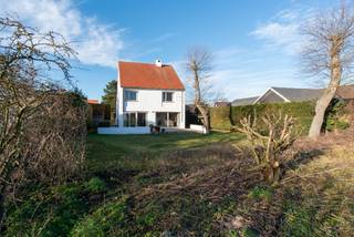 Villa orientée sud avec 4 chambres sur 999 m² située dans la Ranonkellaan à Koksijde, à proximité d'une réserve naturelle protégée. La villa a été construite en 1958 et comprend un hall d'entrée, des toilettes séparées avec vestiaire, un garage intérieur avec buanderie, une cuisine séparée, un salon orienté sud avec une vue magnifique sur la réserve naturelle, À l'étage, il y a 4 chambres, des toilettes séparées et une salle de bains avec lavabo et douche. Le grenier offre des possibilités supplémentaires. La maison a été dotée d'un nouveau toit il y a quelques années. EPC : 393 kWh/m². Prix demandé : 795000 €.