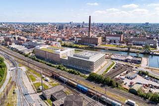 Fantastisch gelegen en uitzonderlijke <strong>mixed-use ontwikkeling “The Shift” </strong>te huur aan <strong>Gent-Dampoort</strong>, bestaande uit kantoorruimtes verdeeld over vier verdiepingen met een totale oppervlakte van 17.500 m². De site is multimodaal uitstekend bereikbaar. Station Gent-Dampoort ligt op wandelafstand, het centrum van Gent is vlot per fiets en openbaar vervoer bereikbaar en ook de belangrijkste invalswegen bevinden zich in de directe omgeving.<br /><br />Het project combineert hoogwaardige kantoorruimtes met de nieuwe campus van Arteveldehogeschool. Een groene <strong>binnentuin </strong>vormt de scheiding tussen beide functies en zorgt voor een aangename werkomgeving. De kantoorruimte van 2.200 m² wordt modern en instapklaar afgewerkt met onder meer LED-verlichting, klimaatplafonds, verhoogde vloeren en hedendaagse technische installaties. Bovendien voldoet het project aan de hoge duurzaamheidsstandaarden dankzij de <strong>BREEAM Excellent</strong>-certificering.<br /><br />Interesse? Neem vandaag nog contact met ons op voor meer informatie. Bel <strong>PANORAMA B2B GENT</strong> op <strong>0477 44 39 30</strong>.