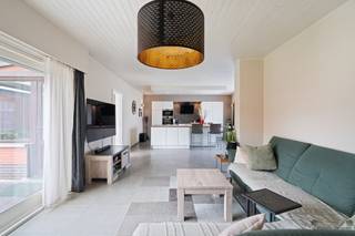 <p><span>PROPRIÉTÉ RÉSIDENTIELLE À RILLAAR</span></p><p><span> </span></p><p><span>Cette maison moderne à Rillaar offre une combinaison idéale de design contemporain, d'espace et de confort. Avec une surface habitable de 329 mètres carrés répartis sur un terrain de 1267 mètres carrés, cette propriété dispose de toutes les commodités pour une famille à la recherche de qualité et de fonctionnalité.</span></p><p><span> </span></p><p><span>DESCRIPTION</span></p><p><span> </span></p><p><span>La propriété dispose de six chambres et de deux salles de bains, offrant de nombreuses options pour les différentes étapes de la vie et la composition du ménage. La propriété combine une ergonomie pratique avec un concept spatial moderne.</span></p><p><span> </span></p><p><span>ESPACES PUBLICS</span></p><p><span> </span></p><p><span>La cuisine centrale est le cœur de la maison, dotée d'équipements contemporains et d'une connexion directe avec l'espace extérieur. De grandes fenêtres apportent la lumière naturelle et une connexion agréable entre l'intérieur et l'extérieur. Les espaces de vie sont conçus en tenant compte de la flexibilité d'utilisation et de la vie de famille.</span></p><p><span> </span></p><p><span>CARACTÉRISTIQUES EXTÉRIEURES</span></p><p><span> </span></p><p><span>La propriété dispose de deux garages, idéaux pour le stockage des véhicules et des espaces de rangement supplémentaires. L'espace extérieur comprend un jardin paysager avec terrasse, dont le design moderne se marie bien avec l'architecture de la maison.</span></p><p><span> </span></p><p><span>ARCHITECTURE</span></p><p><span> </span></p><p><span>Les façades caractéristiques en briques de couleur rouge confèrent à la maison un aspect attrayant et une grande qualité de construction. La structure spatiale bien définie, les finitions modernes et les solutions d'éclairage soulignent son caractère contemporain.</span></p><p><span> </span></p><p><span>Cette maison à Rillaar est un exemple digne de l'habitat contemporain avec une attention particulière aux détails et à l'aspect pratique.</span></p>