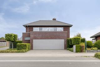 Uw droomhuis in Haasdonk: Luxe, Comfort & Technologie wachten op U!Stap binnen in een oase van rust en stijl. De ruime leefruimte heeft een...