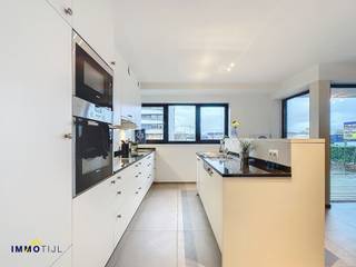 Prachtig appartement met terras en staanplaats op topligging te Aalst!Dit uniek appartement bevindt zich op het gelijkvloers van een strak, recent...