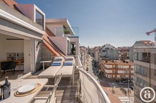 Ruim en lichtrijk duplex-penthouse met 3 volwaardige slaapkamers en een riant, zuidgericht zonneterras, uitstekend gelegen nabij het Rubensplein en op wandelafstand van de zee.<br /><br />Op de vijfde verdieping bevindt zich de ruime en lichtrijke leefruimte met zit- en eethoek, aansluitend op de open keuken. Vanuit de leefruimte is er directe toegang tot het royale, zuidgerichte zonneterras. De zesde verdieping omvat drie volwaardige slaapkamers, waarvan de master bedroom beschikt over een ensuite badkamer. Daarnaast is er een afzonderlijke douchekamer.<br /><br />Verder beschikt het appartement over een privatieve kelderberging en een fietsenberging in de residentie. Een mooie opportuniteit voor wie op zoek is naar een ruim penthouse met een zonnig terras, op een uitstekende ligging in Knokke. Exclusief te koop bij Alex Dewulf.